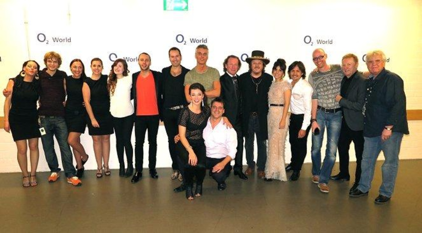 Sie tourten Ende 2014 durch Deutschland: das Ensemble von Night Of The Proms unter anderem mit Lukas Hohemeyer (2. von links, P.S.E. Germany), Zucchero (6. von rechts), John Miles (2. von ...