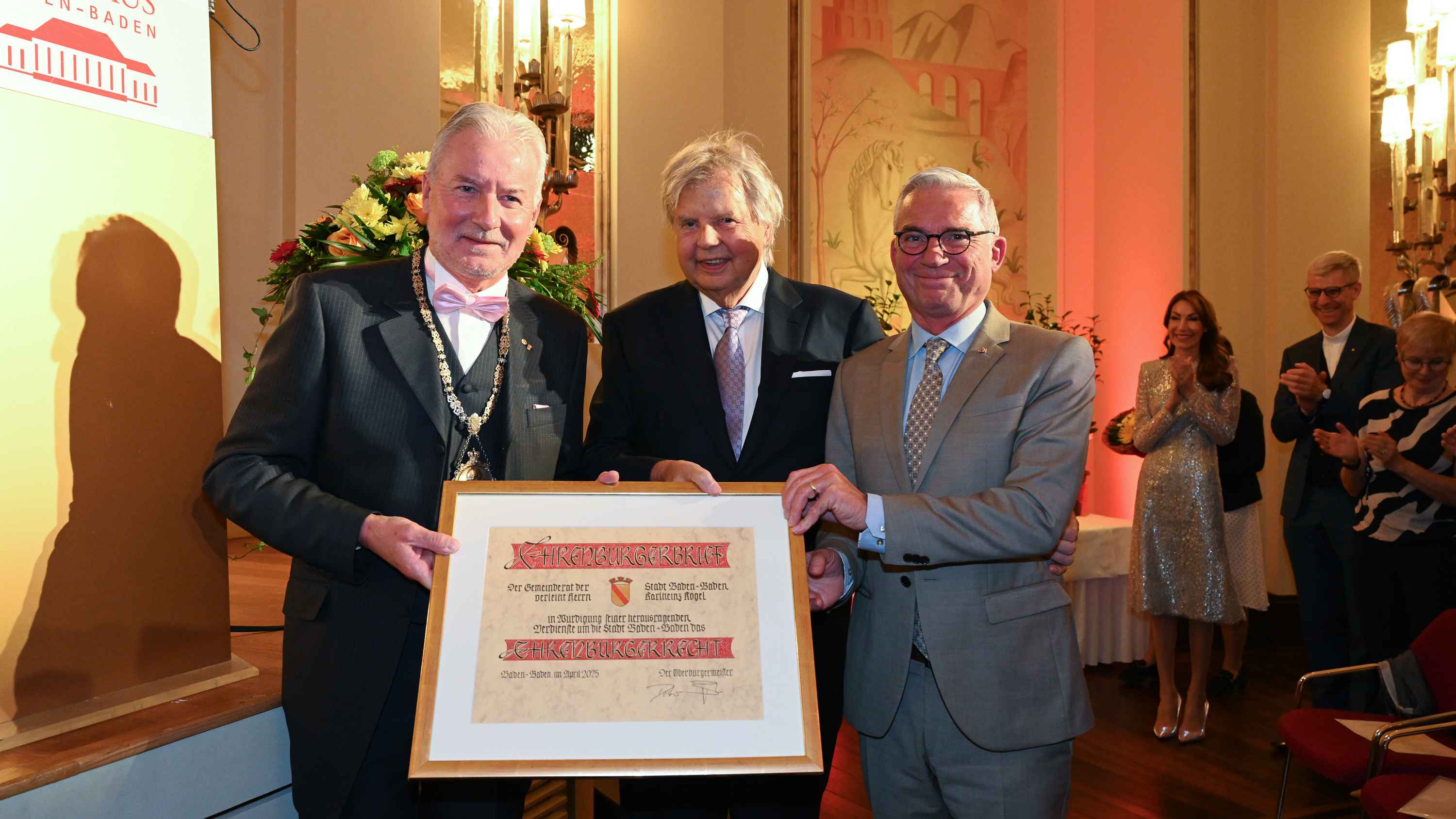 Mit der Ehrenbürger-Urkunde (von links): Dietmar Späth (Bürgermeister Baden-Baden, parteilos), Kalheinz Kögel (Gründer & Geschäftsführer Media Control) und Wolfgang Grenke (Unternehmer).