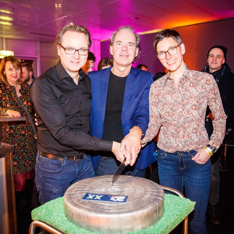 Beim Anschnitt der Geburtstagstorte (von links): Sebastian Rüß (Velomax), Michael Dropmann (radio eins) und Sybil Franke (Velomax)