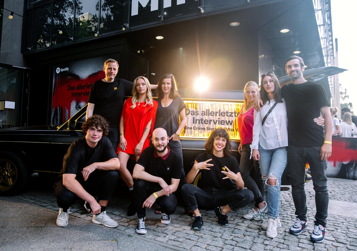 Stellten "Das allerletzte Interview" in Berlin vor (hinten, von links): Michael Krause (Spotify), Visa Vie, Su Holder (BosePark) und Elke Appelt (Regie) sowie (vorn, von links) Leander Kir...