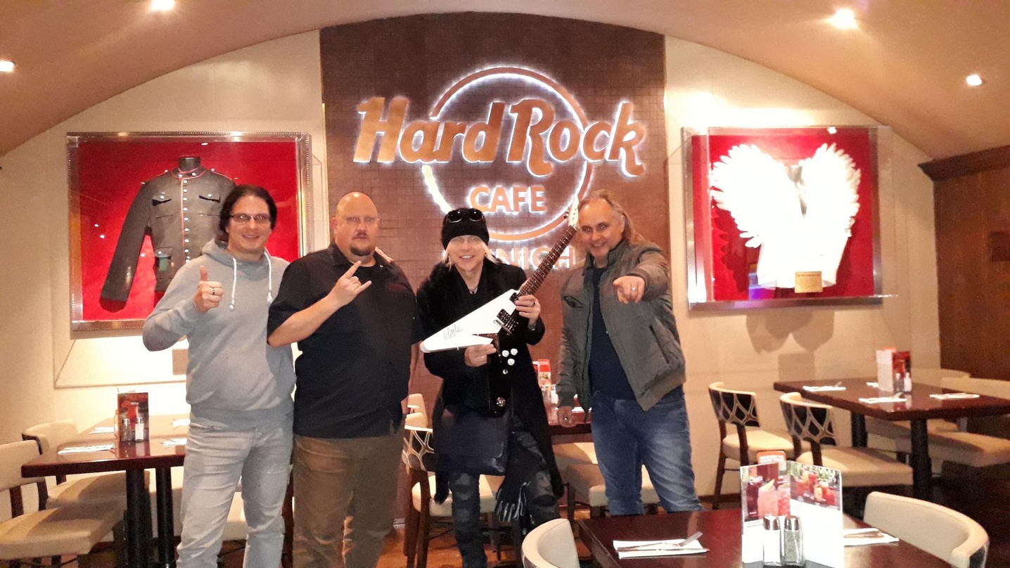 Legten einen Promotag in München ein (von links): Markus Wosgien (Head of Promotion Nuclear Blast), Oliver Malsch (General Manager Hard Rock Cafe München), Michael Schenker mit seiner Dean...
