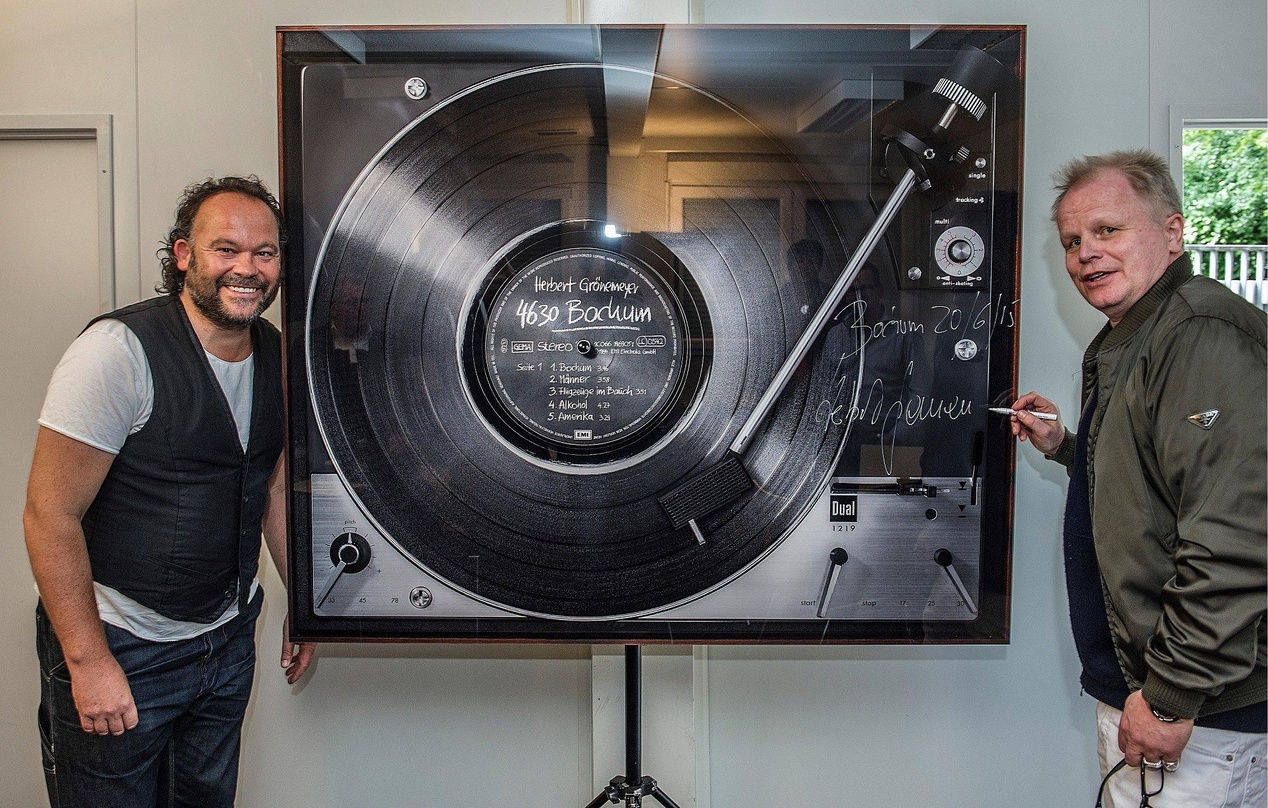 -||Herbert Grönemeyer signierte im Umfeld zweier ausverkaufter Konzerte im rewirpowerStadion in Bochum zum 30-jährigen Jubiläum seiens "4630 Bochum"-Albums ein überdimensionales Foto des K...
