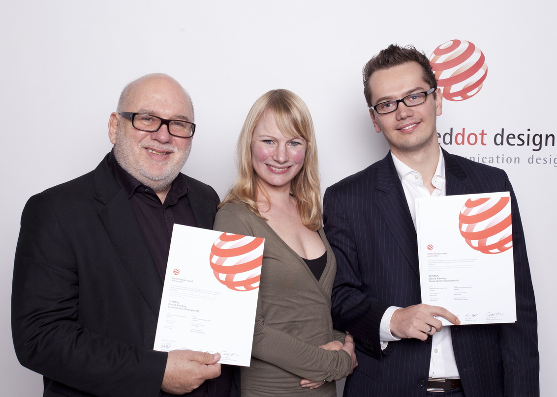 Ausgezeichnet mit einem red dot award (von links): John Groves (Managing Director und Gründer), Birgit Elke (Public Relations Manager) und Christoph Gross-Fengels (Managing Director)