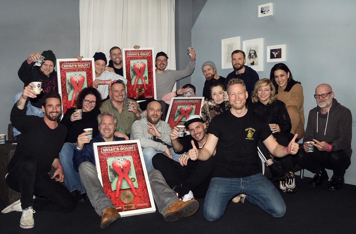 Feierten das Bandjubiläum mit Gold (hinten, von links): Michael Sand (Four Artists), Maeckes (Die Orsons), Tua (grinsend, Die Orsons), DJ Jopez (Die Orsons), Will Belgart (Drums, Die Orson...