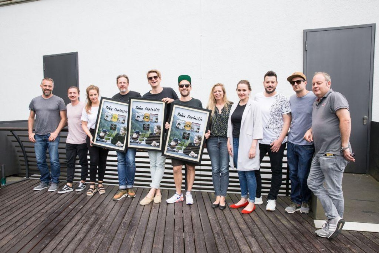Gruppenbild mit Gold (von links): Stefan Frick (Head of Marketing and A&R, Sony Music Switzerland), Lukas Ziegler (Promotion Manager, Sony Music Switzerland), Anja Hansen (Product Manager ...