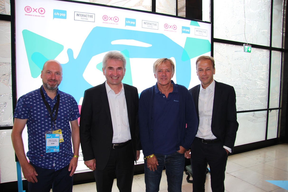 Antrittsbesuch bei der c/o pop in den Räumen der IHK: NRW-Wirtschaftsminister Andreas Pinkwart (zweiter von links) mit (von links) Ralph Christoph und Norbert Oberhaus (beide c/o pop) sowi...