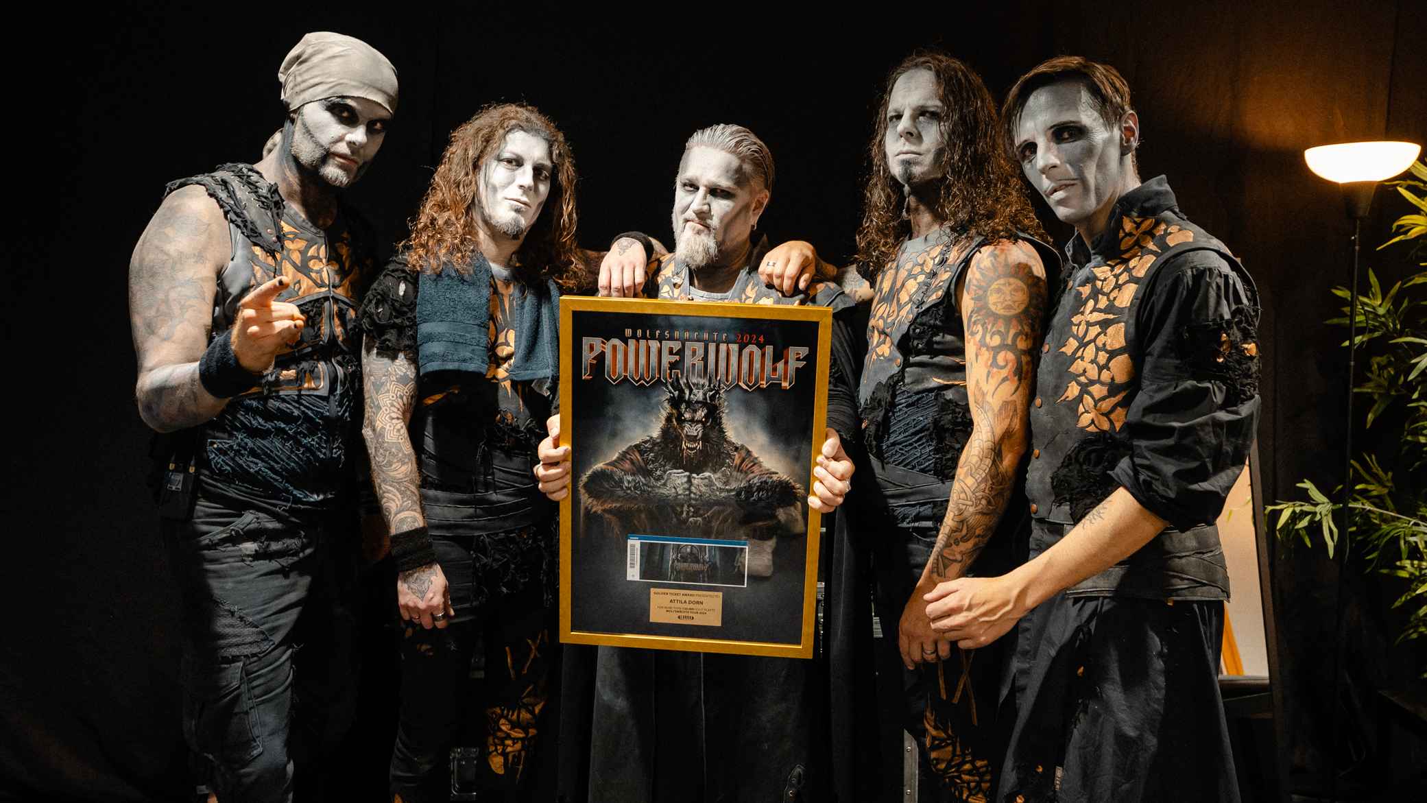 Posieren mit ihrem Preis: Powerwolf, bestehend aus (von links) Roel van Helden (Schlagzeug), Matthew Greywolf (Gitarre), Attila Dorn (Gesang), Charles Greywolf (Gitarre) sowie Falk Maria S...