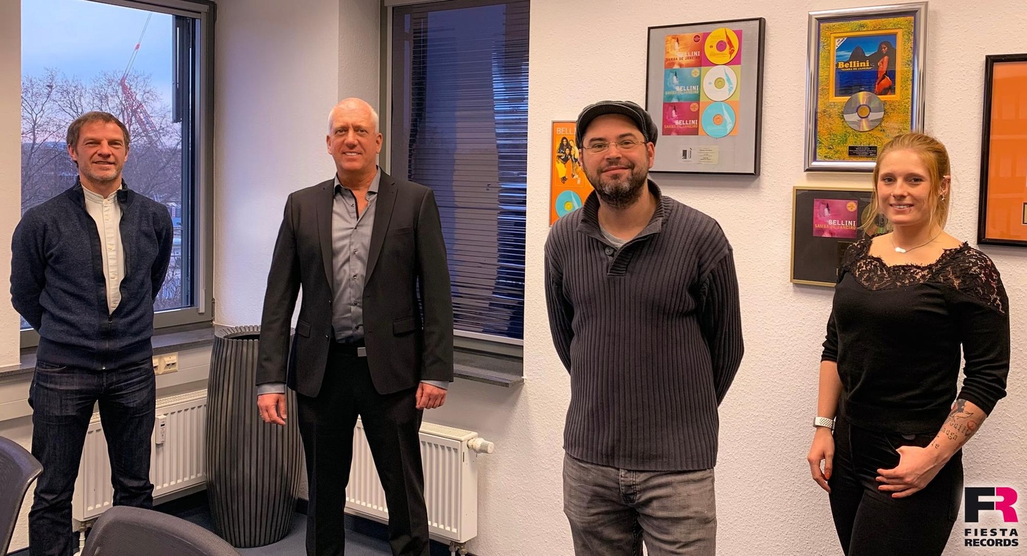 Freuen sich auf die Zusammenarbeit (von links): Eberhard Pacak (Management Mirko, Ecition Pacak und Pacak Musikpromotion), Andreas Rosmiarek (Fiesta Records), Mirko Santocono und Nina Kräm...