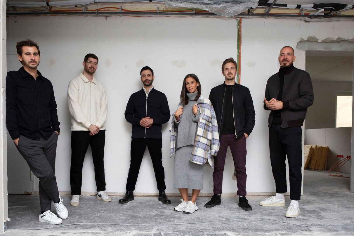 Im Rohbau des neuen Büros in Berlin: das Team mit (von links) Benjamin Budde, Jonathan Wilde, Ender Atis, Victoria Budde, Philipp Jacob-Pahl und Thorsten Hans.