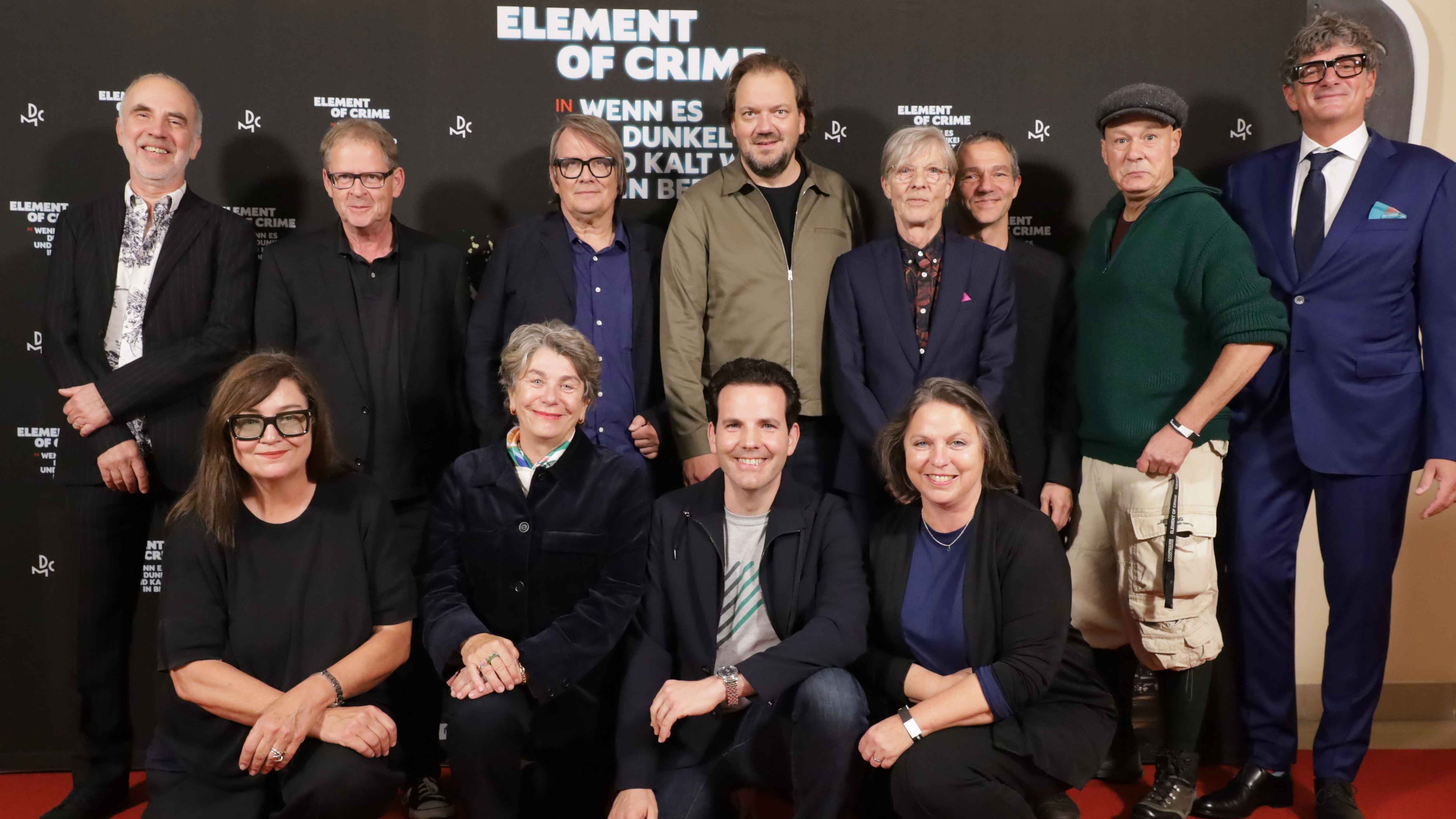 2770812b 7a21 4c2b b74f a66b72c21385 Auf dem roten Teppich bei der Filmpremiere (stehend, von links): Jakob Ilja, Rainer Theobald, Sven Regener (alle Element of Crime), Charly Hübner, Richard Pappik, Markus Runzheimer, Ekki B...