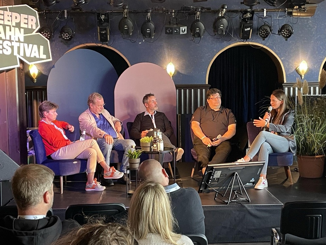 Auf der Panelbühne (von links): Ilona Jarabek (EVVC), Jens Michow (BDKV), Moderator Mike Keller, Marcus Pohl (isdv) und Linda Residovic (VPLT)
