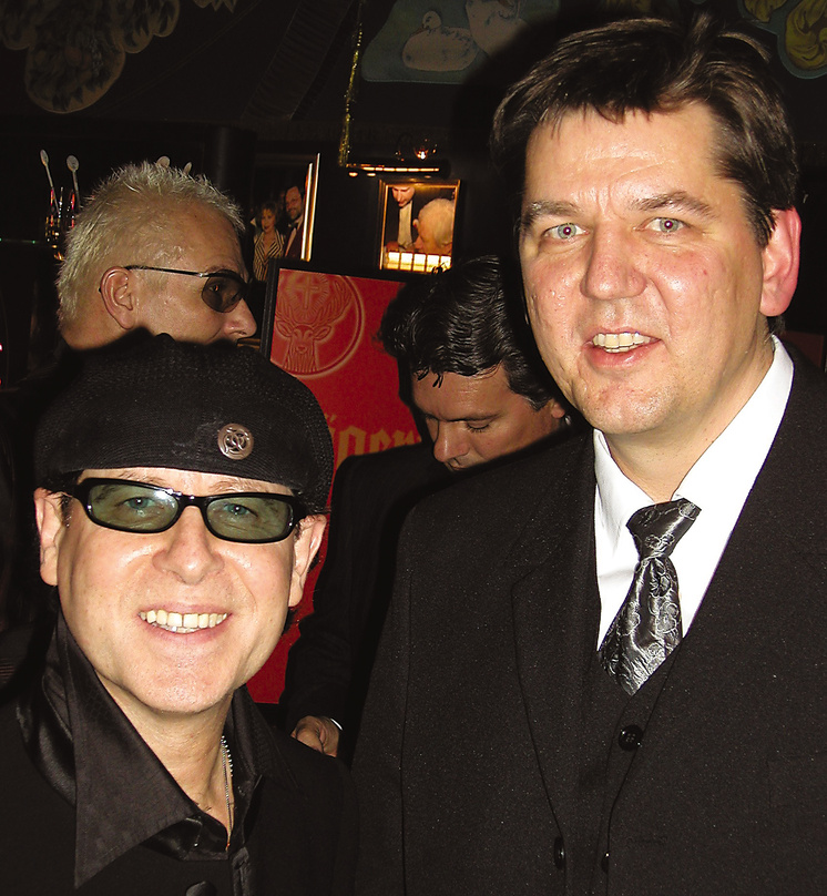 Beim Fundraising Dinner zum zehnjährigen Jubiläum der Stiftung zur Förderung der Nordoff/Robbins-Musiktherapie im Jahr 2002: Klaus Meine (Scorpions, links) und Prof. Lutz Neugebauer