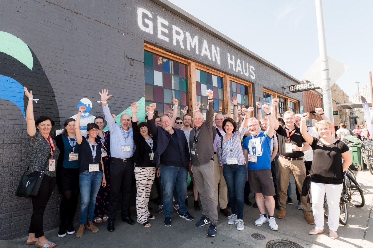 Gruppenbild vor dem German Haus (von links): Cornelia Frank (Baden-Württemberg International), Claudia Schwarz (Bundesverband MusicTech Germany), Lisa Maier (Kompetenzteam Kultur- und Krea...