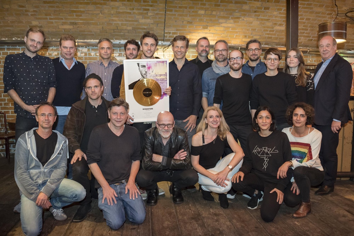 Zelebrierten Cluesos siebtes Gold (hinten, von links): Fiete Klatt (Head of A&R Vertigo/Capitol, Universal Music), Tom Bohne (President Music, Universal Music), Olaf Meinking (Management C...