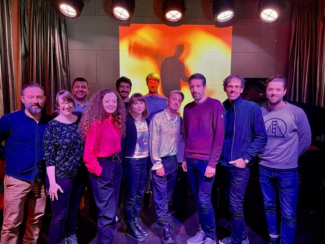Kamen in Berlin zur Album-Präsentation zusammen: Dardust und sein Management, Moderatorin Shelly Kupferberg und Vertreter:innen von Sony Classical Music, Sony Music Masterworks und A1 Ente...