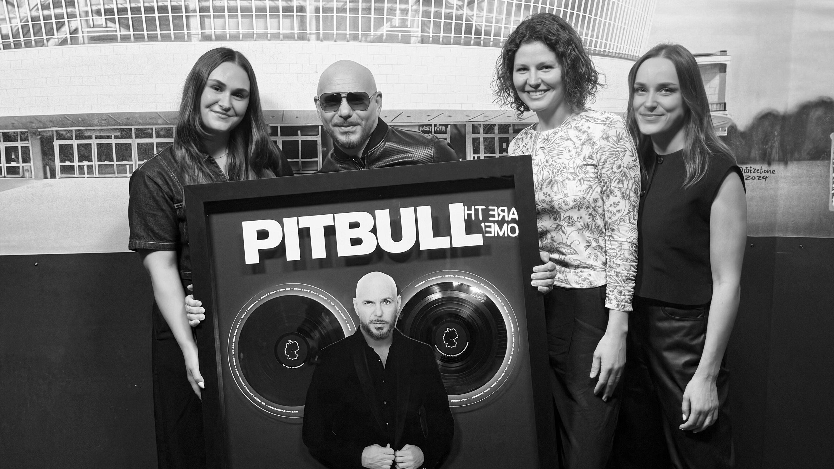 Trafen sich zur Award-Übergabe in Berlin (von links): Maria Grašić (Repertoire Managerin Sony Music), Pitbull, Luiza Mitteldorf (Head of Catalog Sony Music), Patricia Peukert (Senior Marke...
