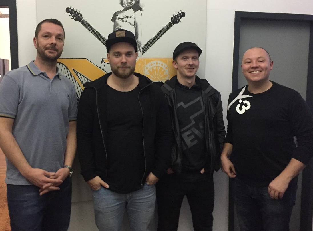 Freuen sich auf die Zusammenarbeit (von links): Roger Nedoma (Senior Product Manager Embassy of Music), Ásgeir Einarsson Trausti und Julius Robertsson Adelstein (beide Ásgeir) sowie Andy B...