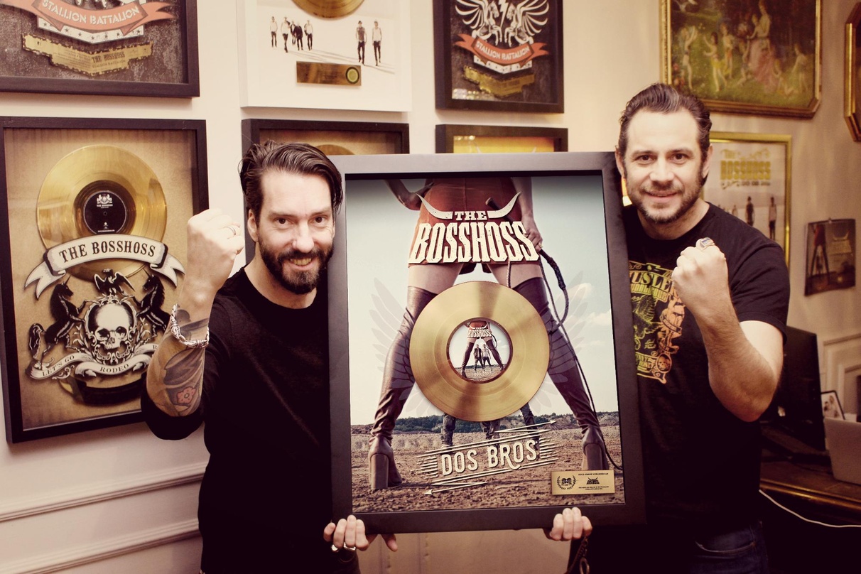 Mit ihrer neuen Goldenen: Alec "Boss Burns" Völkel (links) und Sascha "Hoss Power" Vollmer (beide The BossHoss)
