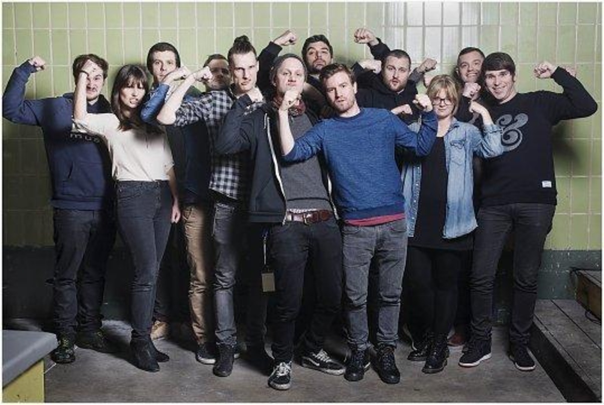 Trafen sich beim Fourabend: Schmutzki und das Team von Four/Sony Music