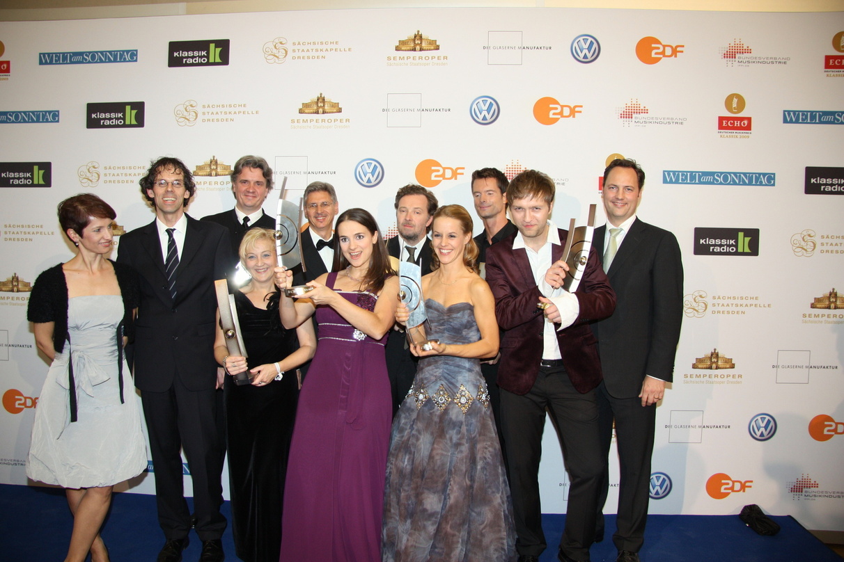 Feierten in Dresden mit ihren Preisträgern: Sony-CEO Edgar Berger (r.), Daniela Majer (Director A&R/Media Sony Classical, l.) und Klassikchef Michael Brüggemann (2. v.l.) mit unter anderem...