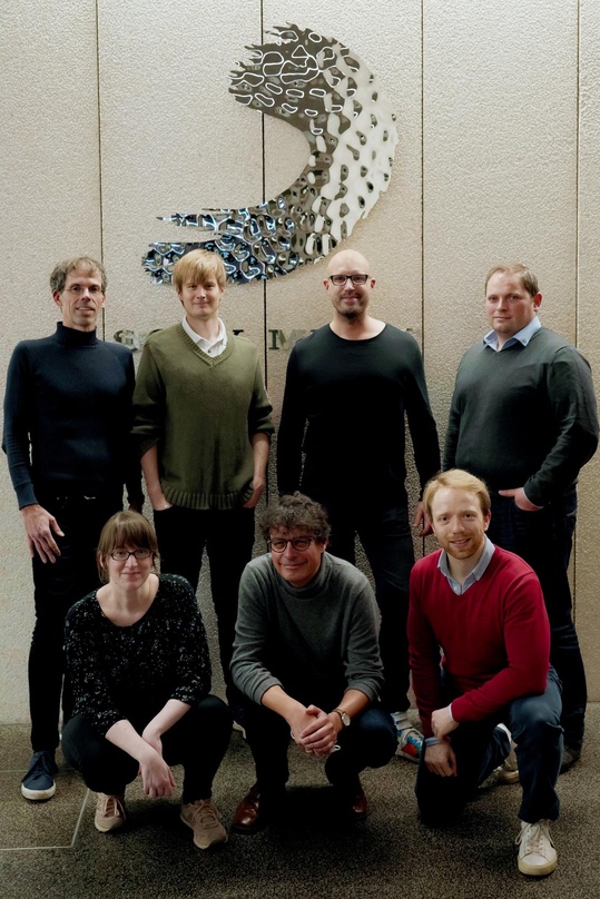 Bei der Präsentation (hinten, von links): Michael Brüggemann (Vice President Sony Classical GSA), Sven Schuhmann (Head of A&R & Project Development Classical & Jazz Sony Music Germany), Sc...