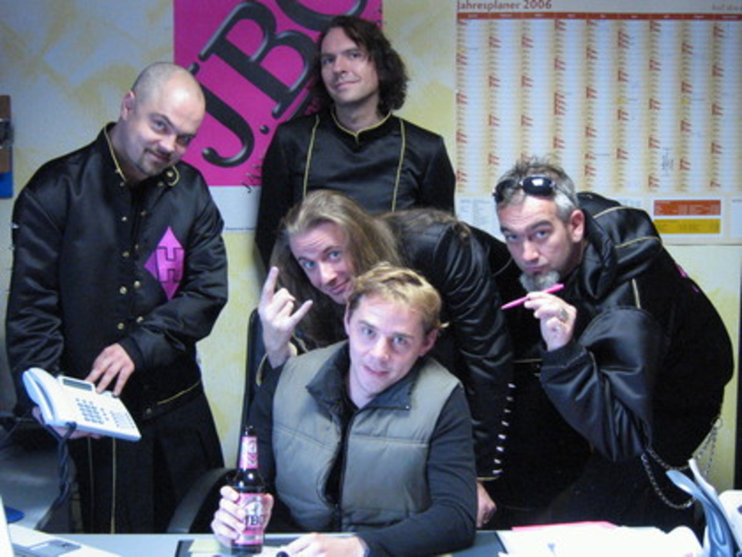 Unabhängig: J.B.O. mit Manager Ingo Schneider (vorn)