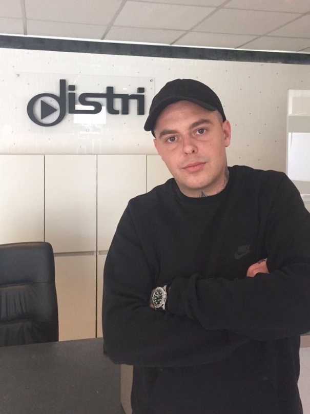 Bleibt distri treu: AchtVier
