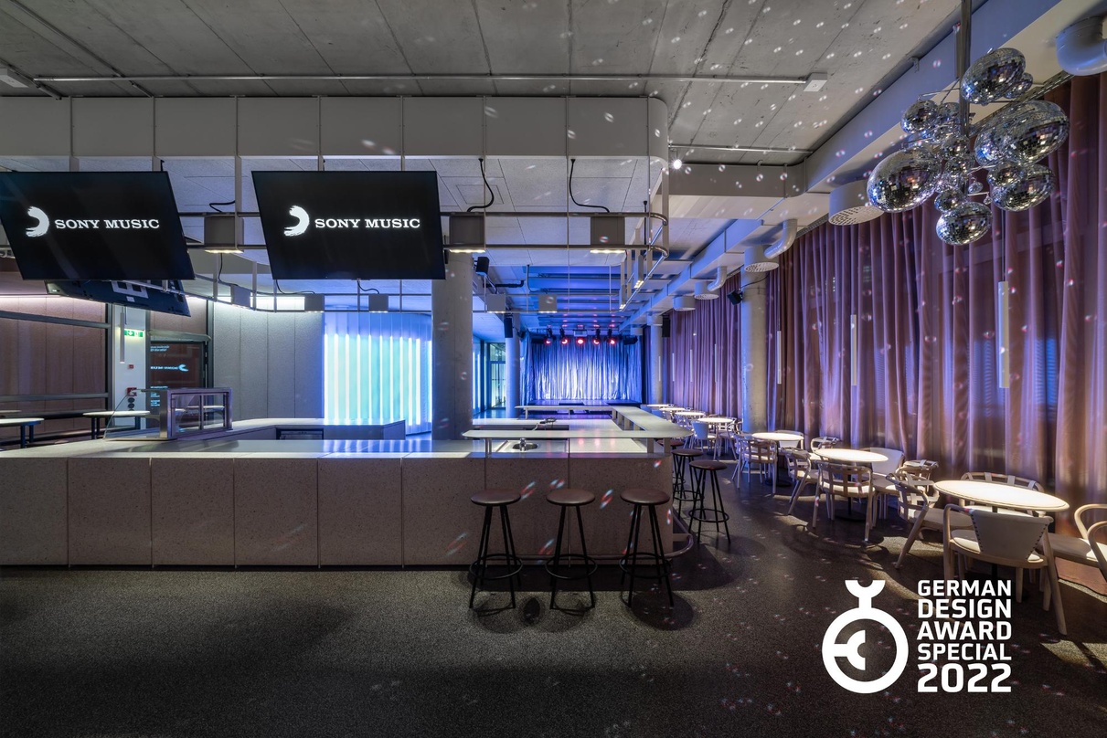 Lobende Erwähnung beim German Design Award: die neue Firmenzentrale von Sony Music in Berlin, hier die Cafeteria, erhielt eine Auszeichnung in der Kategorie "Excellent Architecture - Inter...