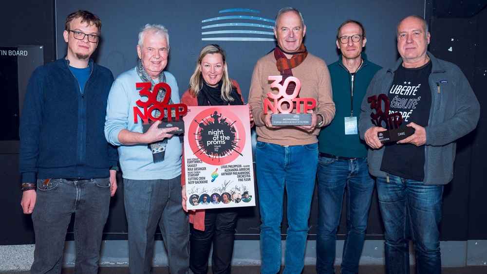 Bei der Verleihung (von links): Gabi Staszak (Westfalenhalle (3.v.l.) übergab den Jubiläums-Award an (v.l.n.r.) Lukas und Dirk Hohmeyer (P.S.E. Germany),  Gabi Staszak (Westfalenhalle Jan ...