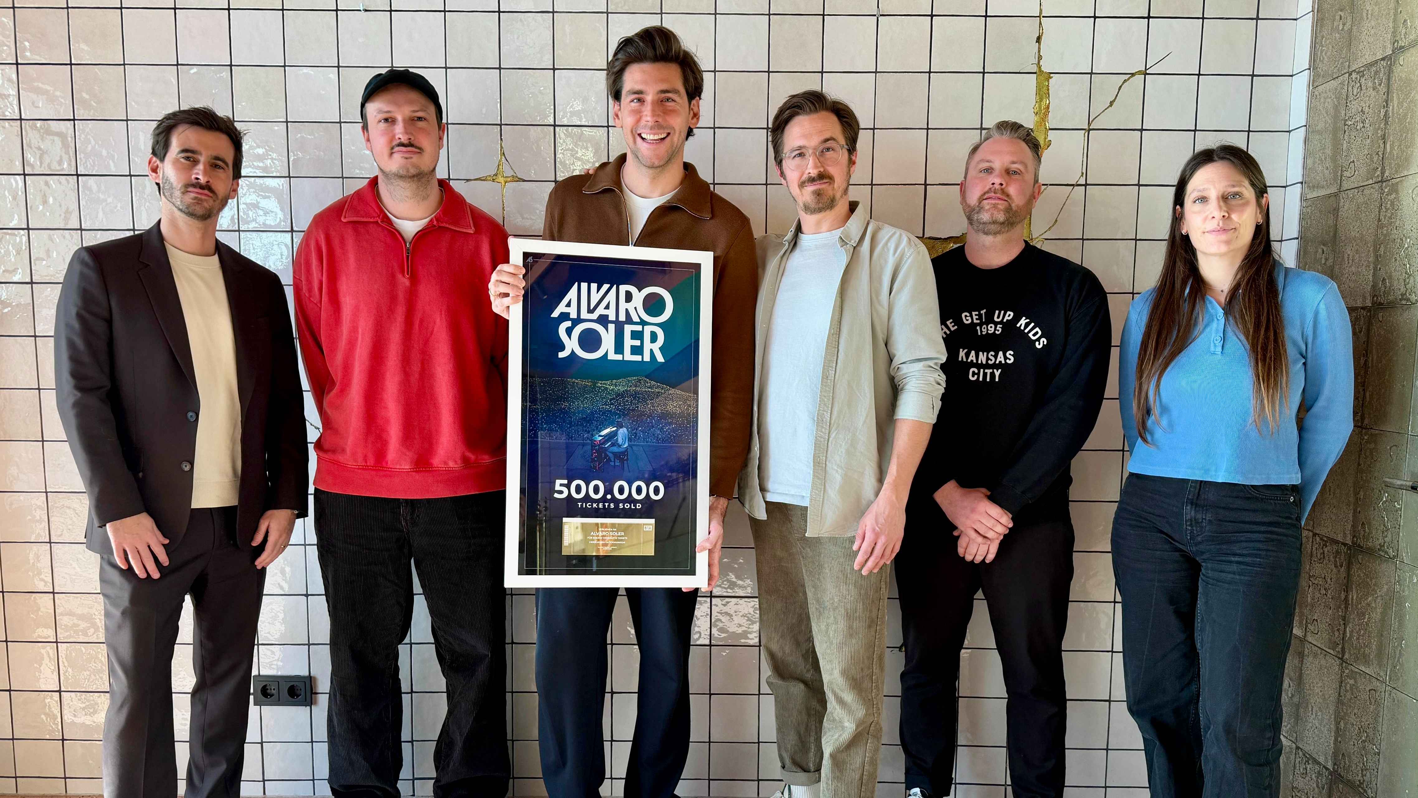 Freuen sich über massig verkaufte Tickets (von links): Benjamin Budde (Budde Management/Budde Group), Andreas Schubert (Iro Iro Music / Lavadero Records), Alvaro Soler, Philipp Jacob-Pahl,...