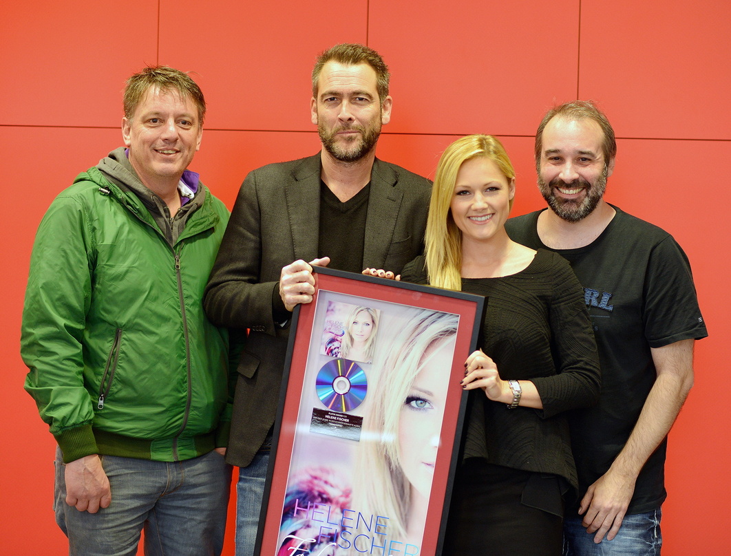 Trafen sich bei ihrem Auftitt in der Schweiz: Helene Fischer und das Team von Universal Music Switzerland||Trafen sich bei Fischers Auftitt im Schweizer Fernsehen (von links): Hank Merk (M...
