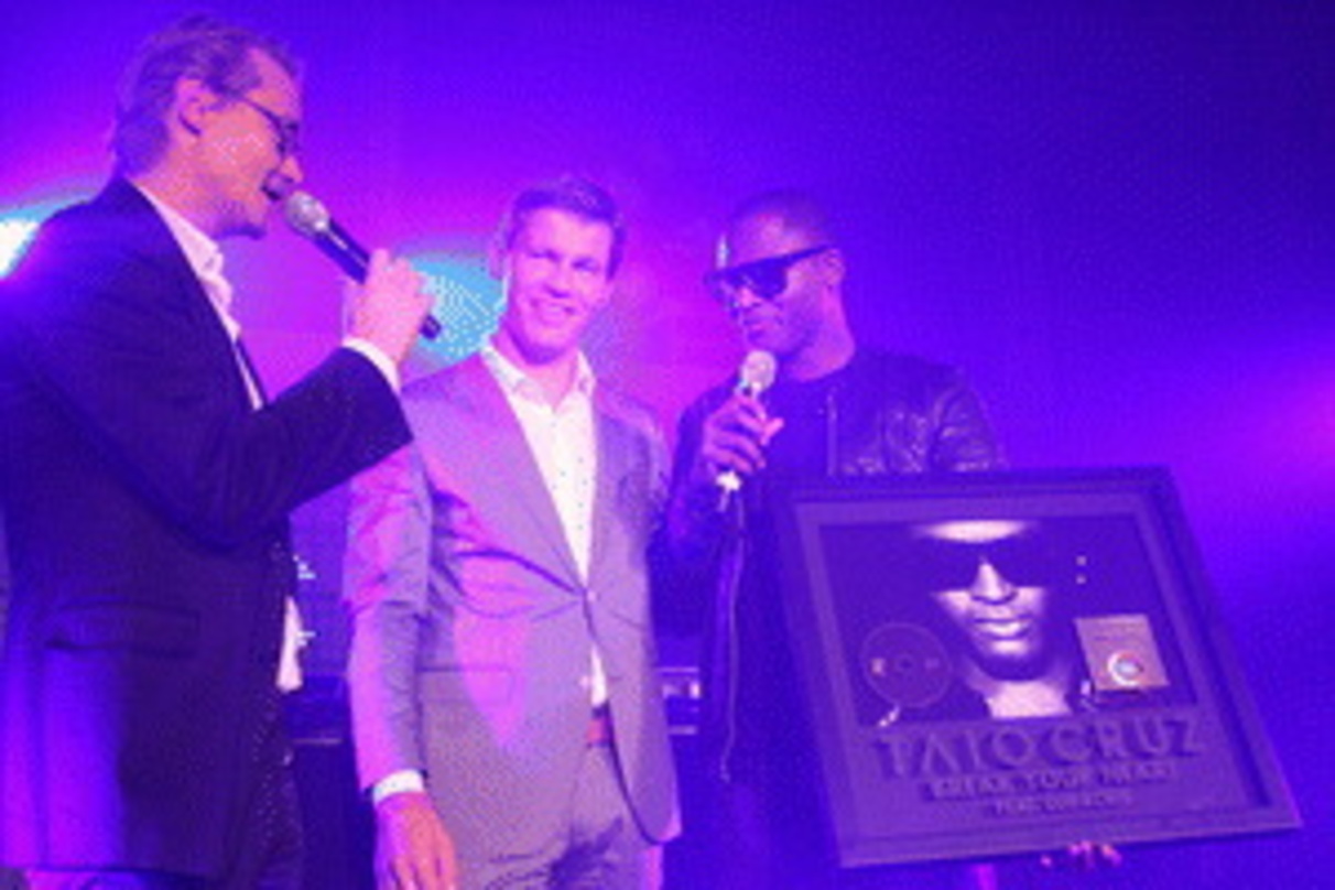 Zeichneten Taio Cruz mit Gold aus (v.l.n.r.): Dirk Baur und Frank Briegmann (President & CEO Universal Music GSA)