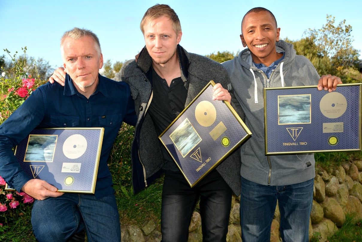 Erhielten auf Sylt von Skip Records einen Jazz Award in Gold (von links): Schlagzeuger Jürgen Spiegel, Pianist Martin Tingvall und Bassist Omar Rodriguez Calvo vom Tingvall Trio