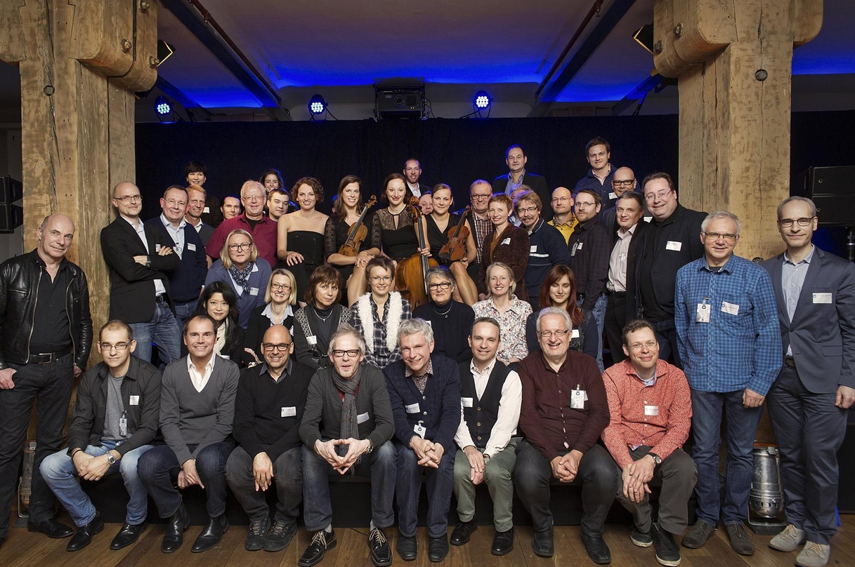 Gruppenfoto mit Künstlern, Fachhändlern und dem Warner-Music-Team: In der Mitte die vier Musikerinnen von Salut Salon, Anne-Monika von Twardowski, Iris Siegfried, Sonja Lena Schmid und Ang...