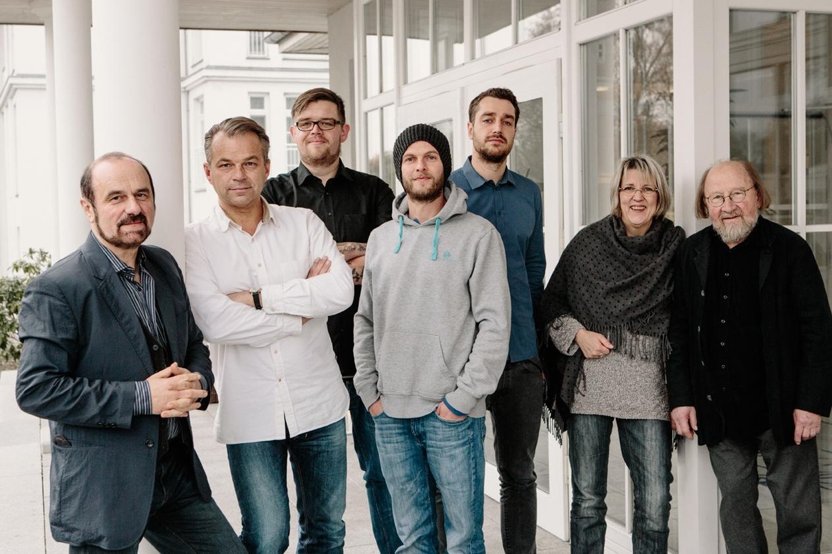 Entscheiden über die Vergabe des Deutschen Musikautorenpreises 2015: Die Jurymitglieder (von links) Helmut Zapf, Ralf Wengenmayr, Nicholas Müller, Peter Brugger, Vincent von Schlippenbach,...