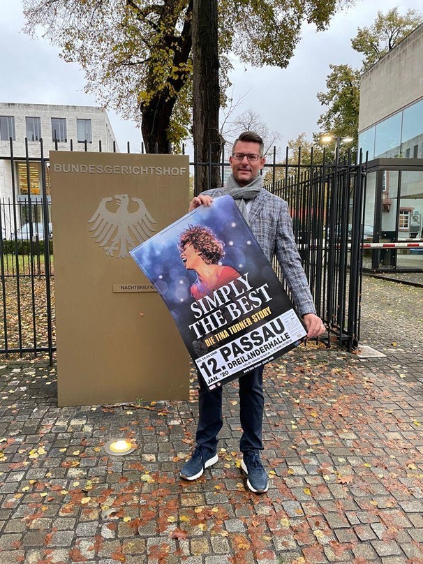 28ab140c4522ede5f8e1589f48a149bd95ad8b71bdb86227d088a34f9e7f9d0c Darum ging es: Oliver Forster mit einem Plakat für die Tribute-Show "Simply The Best"