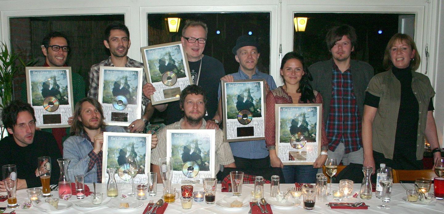 28b03c7969408100b770af51ecaf43eae3bac5c743e2ec9a9f27c2fd355ecf06 Feierten die Platin-Verkäufe von "Jungle Drum": Emiliana Torrini mit Band und Beggars Group||Zur Edelmetallverleihung in einem Hamburger Restaurant trafen sich (v.l.n.r., sitzend): Tom Clu...