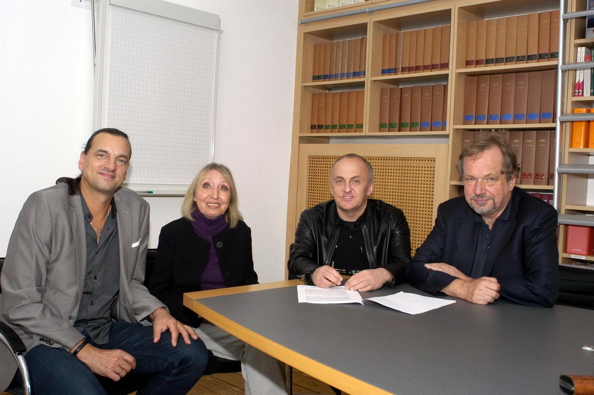 Bei der Vertragsunterzeichnung (von links): Stefan Anowski (Geschäftsleitung Michow Concerts), Liz Michow (Geschäftsführerin Michow Concerts), Uwe Kanthak (Inhaber Uwe Kanthank Künstlerman...