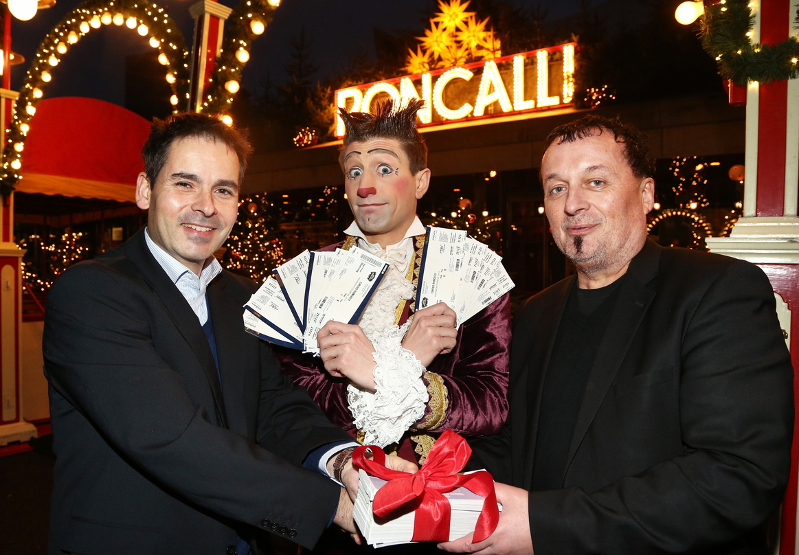 Bei der Ticket-Bescherung (von links): Mike Keller (Geschäftsführer Tempodrom), Clown Devlin Bogino (Roncalli Weihnachtscircus) und Wolfgang Büscher (Pressesprecher Die Arche)