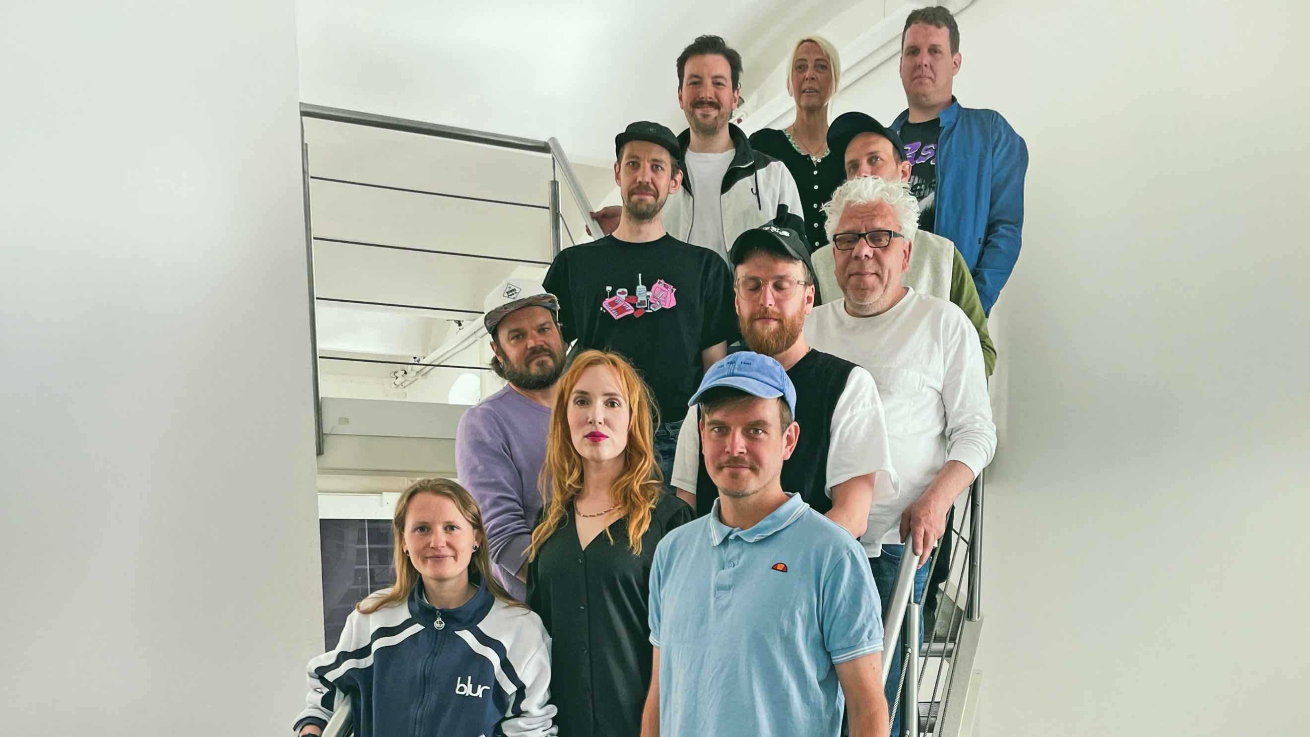 Bei der Vertragsunterzeichnung: Christin Nichols (vorn Mitte), Raphael Schmidt-Kretz/PR (hinten oben rechts), Christoph Gerken (2. von unten rechts, Buback Booking) mit dem Team von PIAS G...