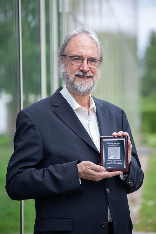 Zeigt seine Helmholtz-Medaille: Karlheinz Brandenburg