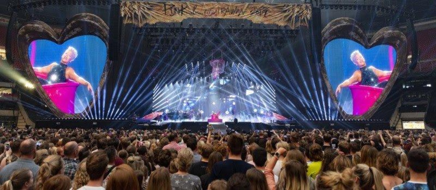 28f0ffba74e06050069dee454a6cf257b61befb1468401b3c08e3092e54c3000 Massenwirksames Spektakel: Pink live im Stadion