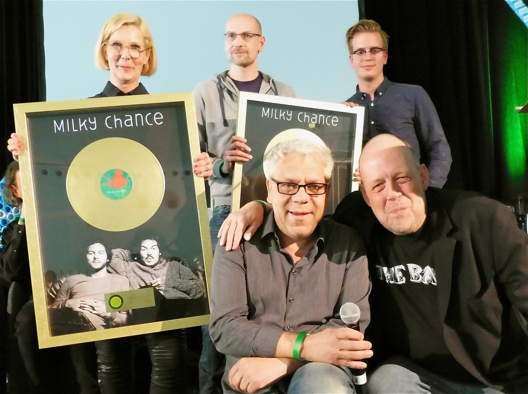 PIAS Germany und Lichtdicht Records vergaben Gold für das Album "Sadnecessary" von Milky Chance (hinten, von links) Friederike Bialas und Bernd Hermann (beide Rough Trade/GoodToGo), Janik ...