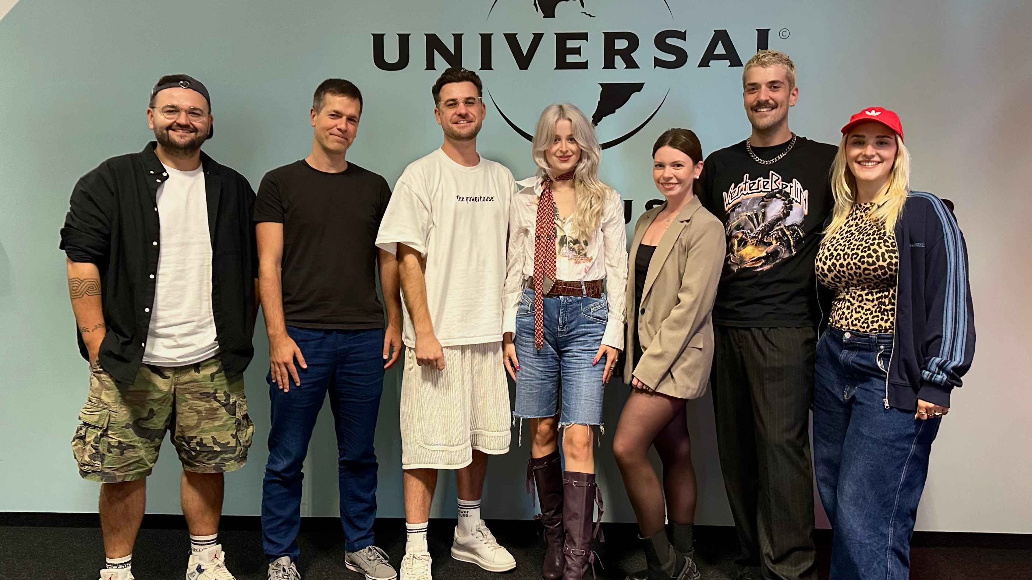 28fd0580 fc51 474f 993e d6d551dceff0 Machen gemeinsame Sache (von links): Robert Ivankovic (the powerhouse), Dirk Geibel (Vice President Marketing Electrola / Better Now Records), Chris Thesen (the powerhouse), Lilith (Artist...