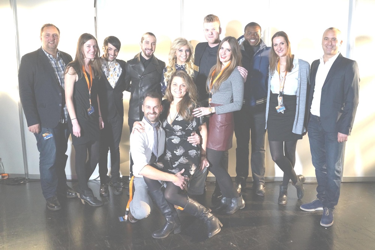 Begrüßten sich im Umfeld von "Wetten, dass ...?": Pentatonix und die Sony-Music-Delegation||Begrüßten sich in Nürnberg (hinten, von links): Nicolai Bader (Promotion Coordination Manager), ...
