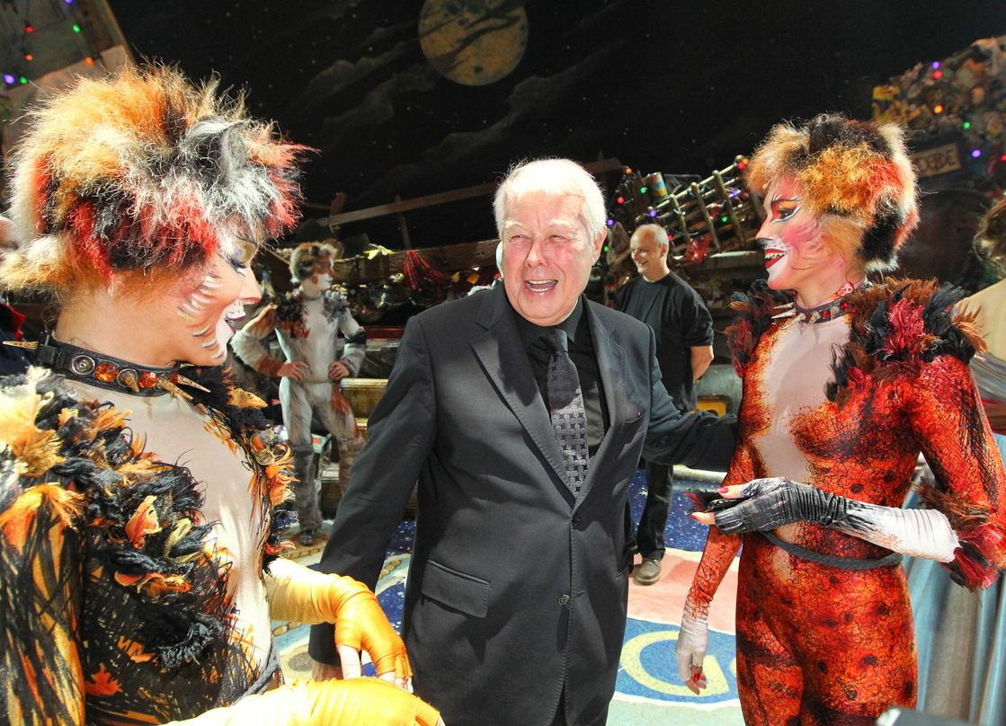 Begeistert: Peter Weck, Schirmherr der "Cats"-Tour, mit Darstellerinnen des Musical-Ensembles