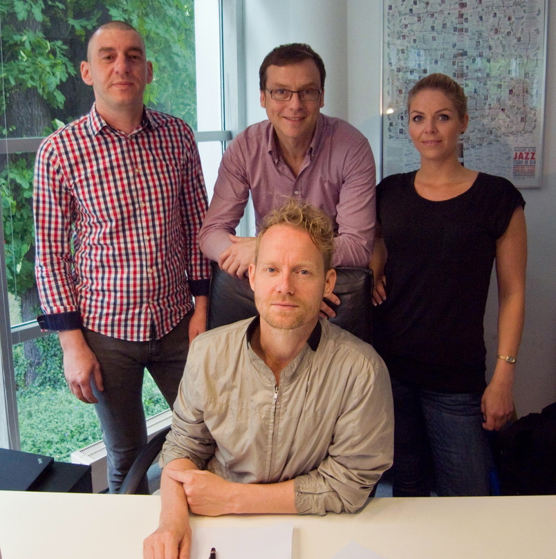 Neue Partner (hinten, von links): Christian Reither (Management) Björn Teske (Geschäftsführer DEAG Music) und Luisa Eisermann (A&R- und Produktmanagement) mit (vorn) Musiker Henrik Korpi
