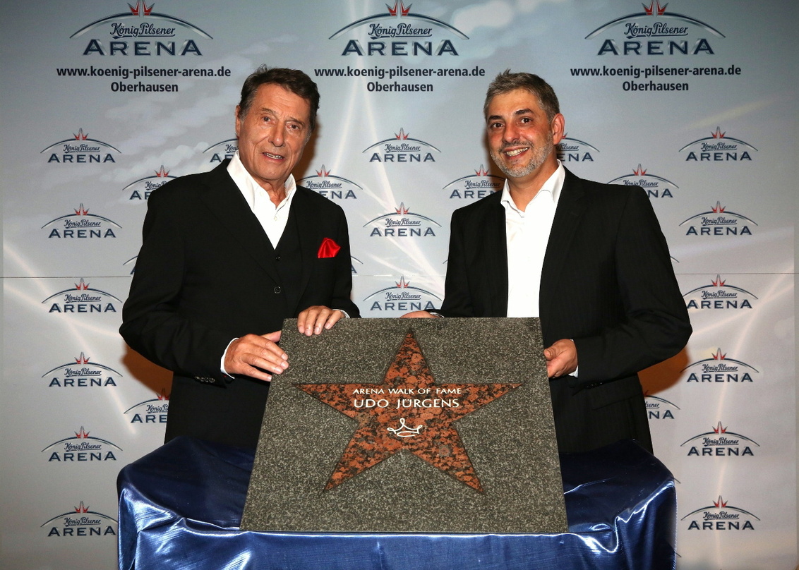 Freuten sich über den Stern für den Walk of Fame: Udo Jürgens (links) und Johannes Partow, Geschäftsleiter der König-Pilsener-Arena