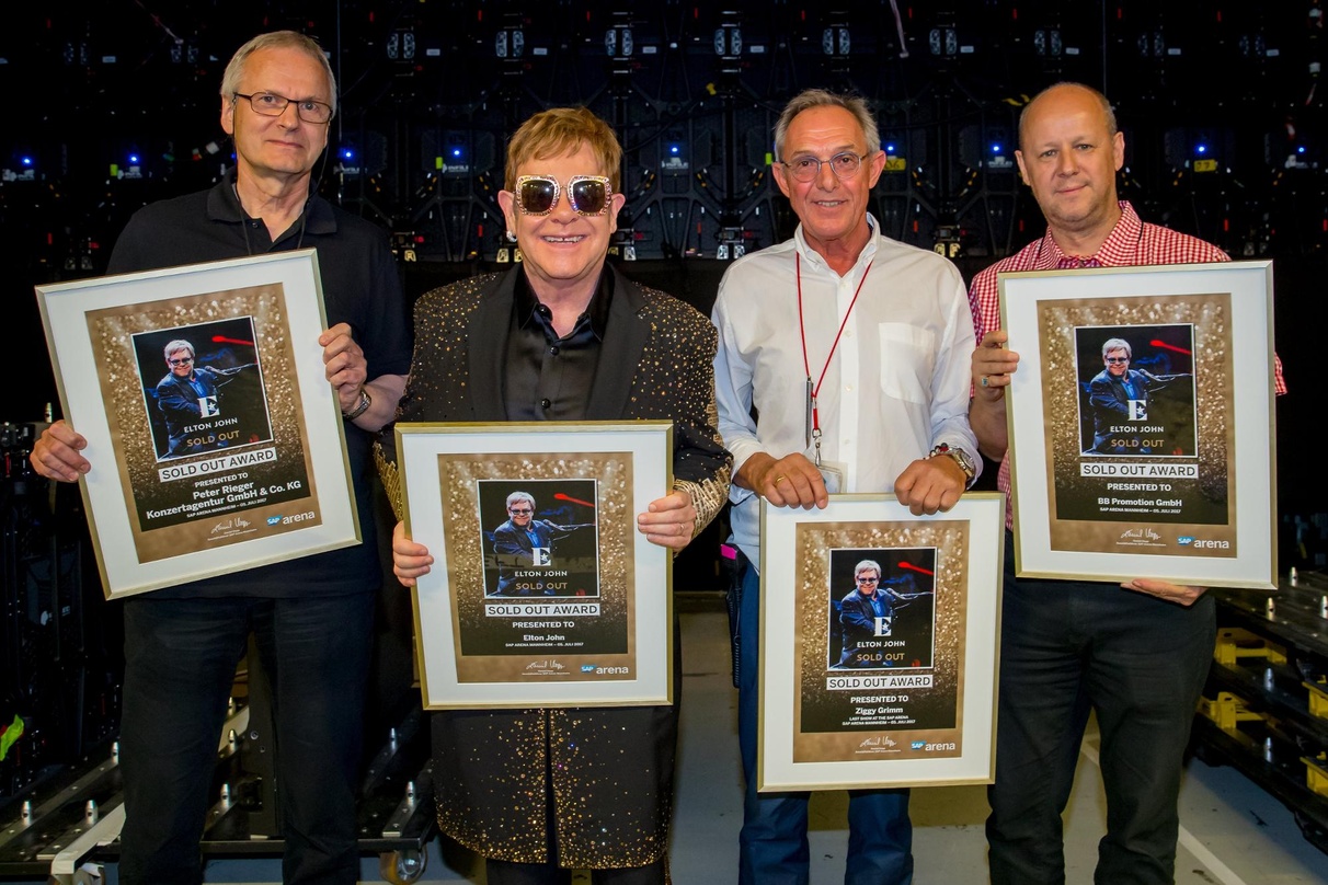 Freuten sich über den Andrang und die Begeisterung der Fans (von links): Klaus-Peter Matziol von Tourveranstalter Peter Rieger Konzertagentur, Elton John, Ziggy Grimm (SAP Arena) und Matth...
