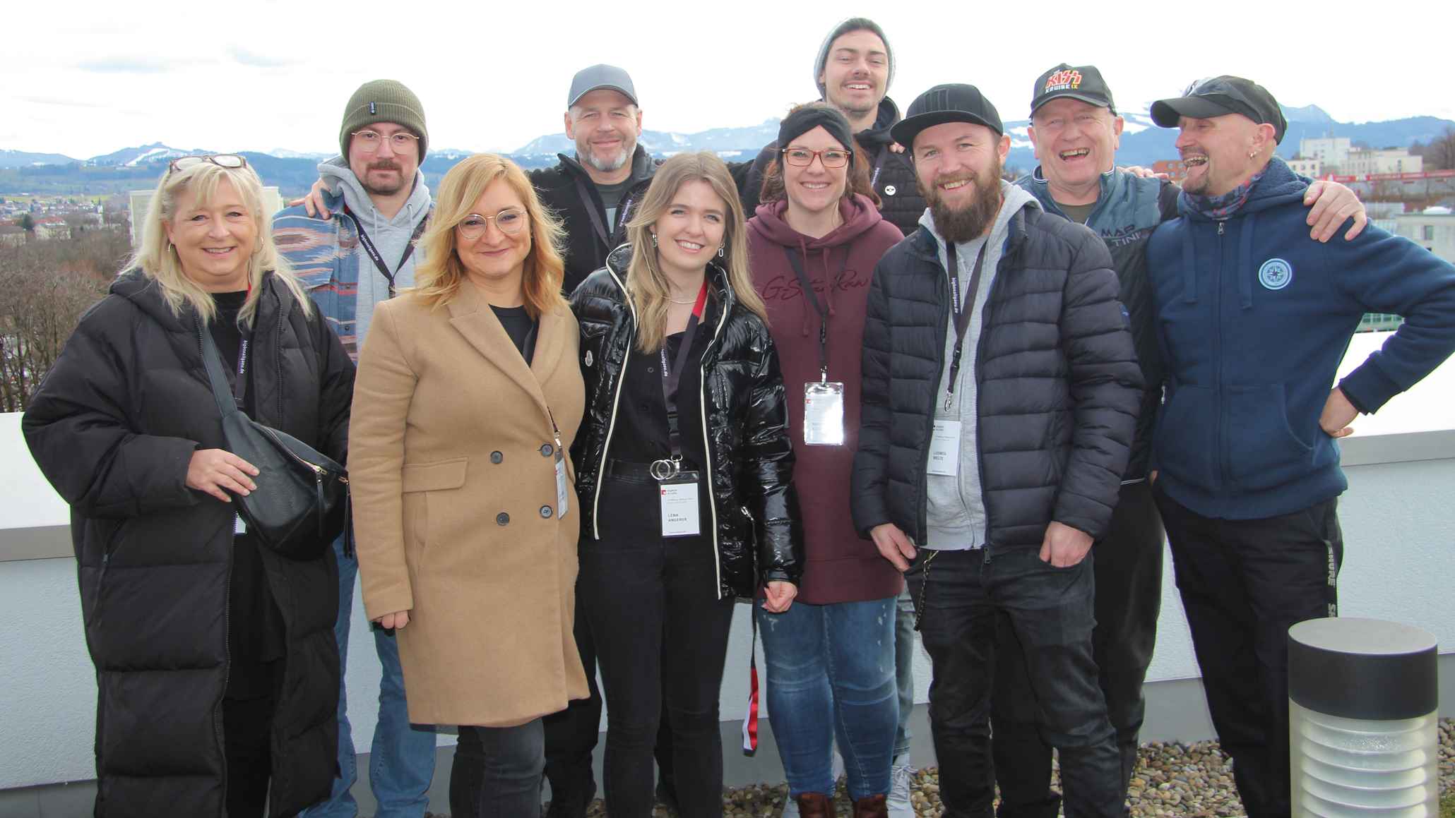 Vor Alpenpanorama (von links): Annette Breitmayer (in.stuttgart), Chris Ahlers, Melanie Becker (beide C2 Concerts),  Florian Fülle, Lena Angerer, Ramona Kloos, Fabian Dieterle (alle bigBox...